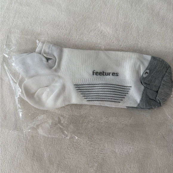 Feetures Elite Light Cushion No Show Tab Socks White Size Large E65 - Picture 1 of 2